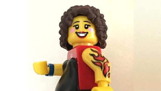 İnce belli LEGO kadını